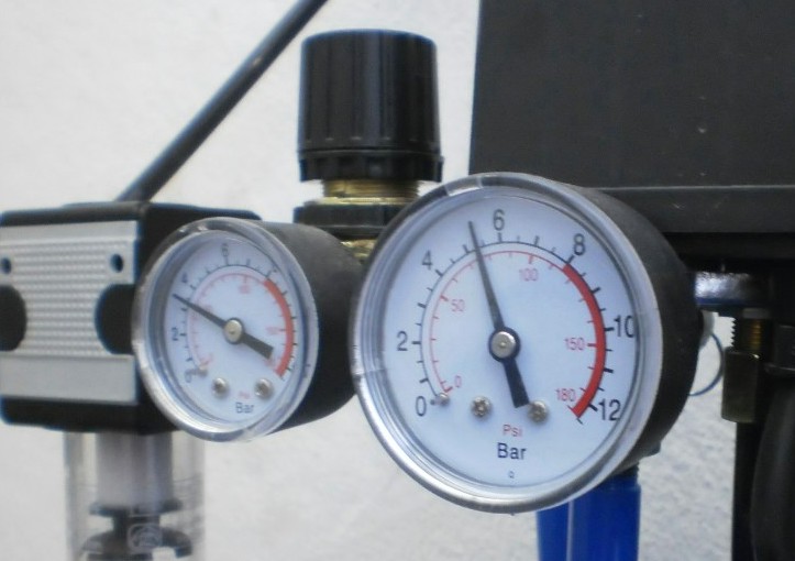 Манометри, використовувані для вимірювання відносного тиску на станції регулювання тиску