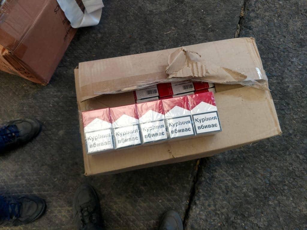 В ході перевірки серед вантажу туалетного паперу правоохоронці виявили дуже велику кількість ящиків з тютюновими виробами