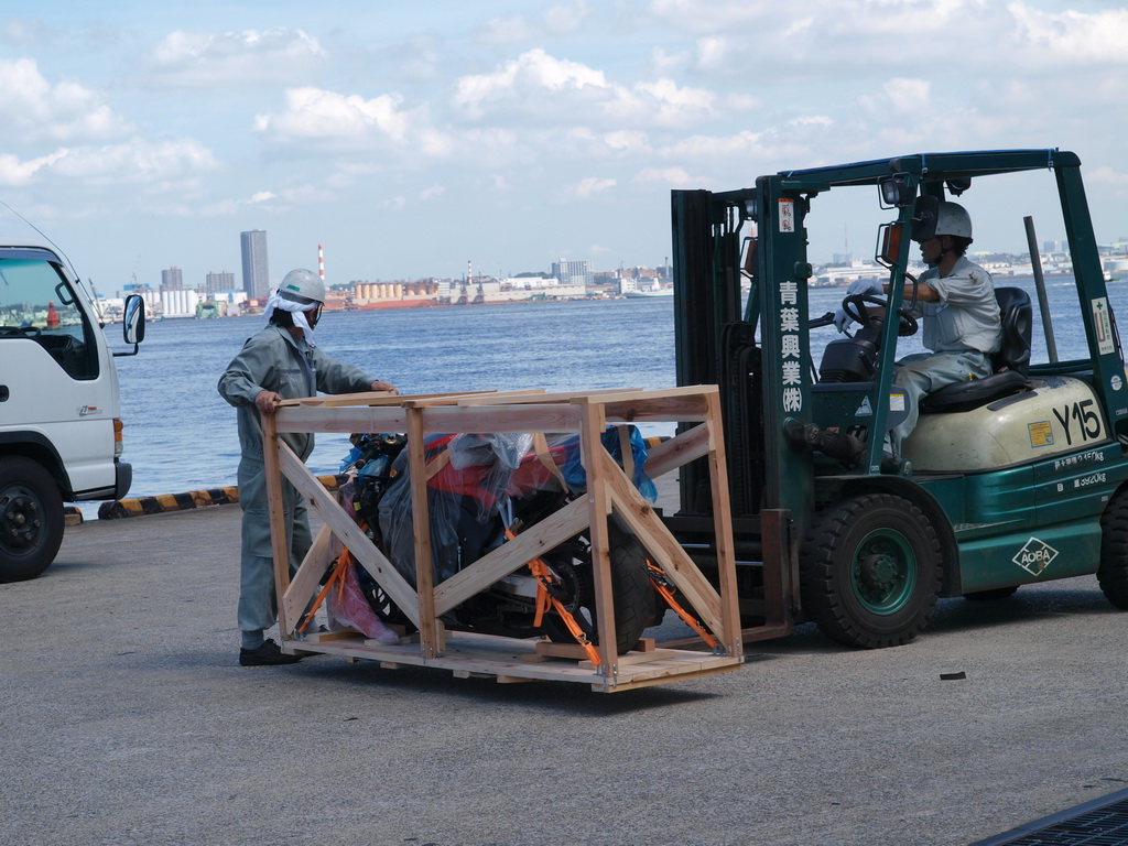 Навантаження мотоцикла в морському порту Японії