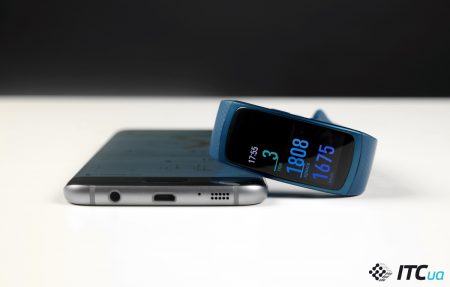 У 2014 році Samsung представив незвичайний   фітнес-браслет Gear Fit   , В якому вперше був використаний вигнутий дисплей