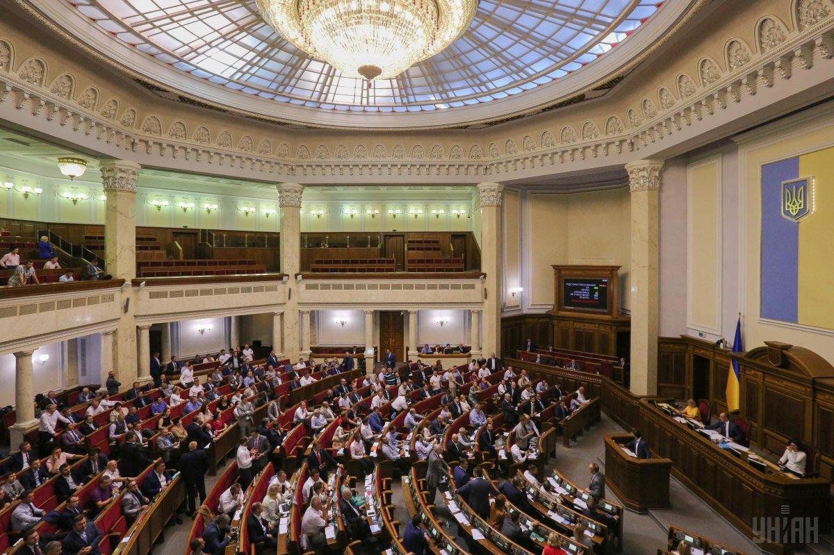 Він зазначив, що не варто чекати миттєвих змін, проте років через п'ять-шість ми з вами і забудемо, що нами керували колишні комуністи