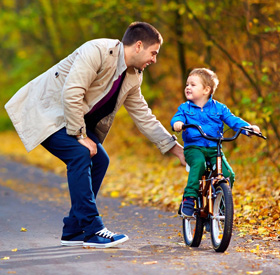 Буквально на днях я нарешті зумів-таки навчити свого п'ятирічного сина кататися на двоколісному велосипеді