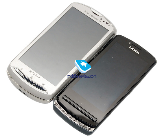 SE Xperia pro (зліва) і Nokia 700: