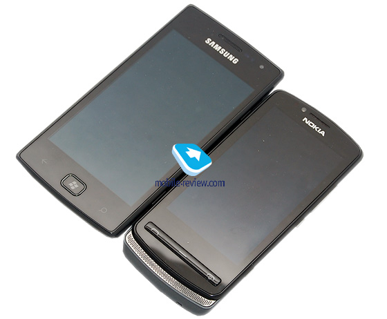Samsung Omnia W (зліва) і Nokia 700: