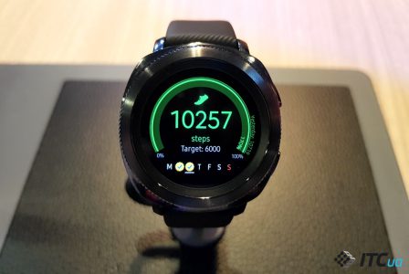 Компанія Samsung показала в Берліні розумні годинник Samsung Gear Sport, спортивний браслет Gear Fit2 Pro і навушники IconX 2018