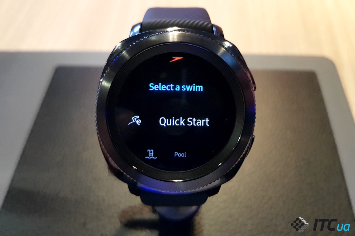 Більшу частину презентації Gear Sport в Samsung приділили саме цієї можливості, компанія почала співпрацювати з виробником товарів для плавання Speedo, який зробив для годин свій додаток Speedo On, що відстежує кількість кіл в басейні, час на одне коло і навіть типи гребків