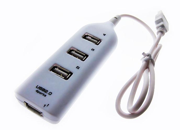 Mikro-USB lidhet me veglën me prekje, USB në të majtë nëpërmjet përshtatësit është i lidhur me rrjetin elektrik, dhe në të djathtë është futur flash drive