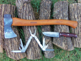 Основні інструменти в тайзі, без яких взагалі там нічого робити - це ніж і сокиру