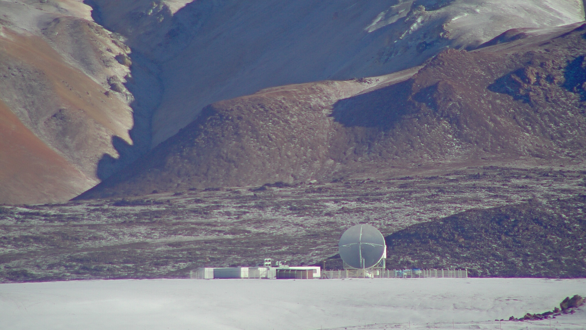 В одному з найвищих спостережних пунктів Землі (5100 метрів над рівнем моря), на плато Чахнантор в пустелі Атакама (Чилі) ESO експлуатує телескоп APEX (Atacama Pathfinder Experiment)