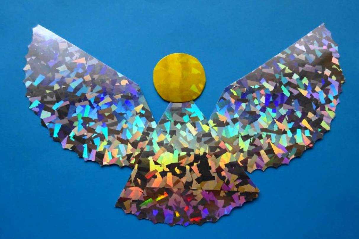 З голографічного картону золотистого кольору вирізаємо коло - голову Ангела