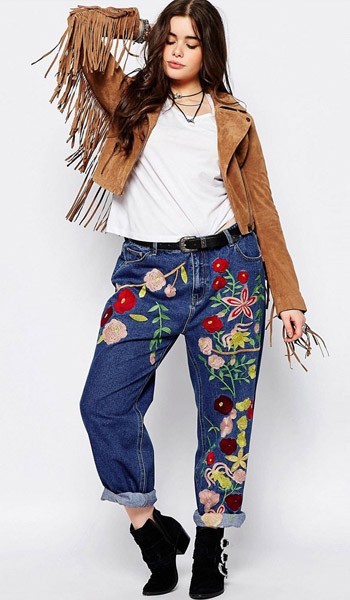 Браслети, сережки - все разом виглядає дуже жіночно при напускною недбалості джинсів