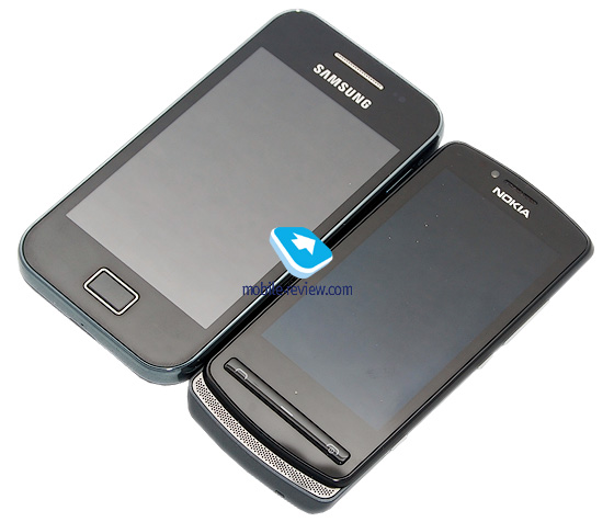 Samsung Ace (зліва) і Nokia 700: