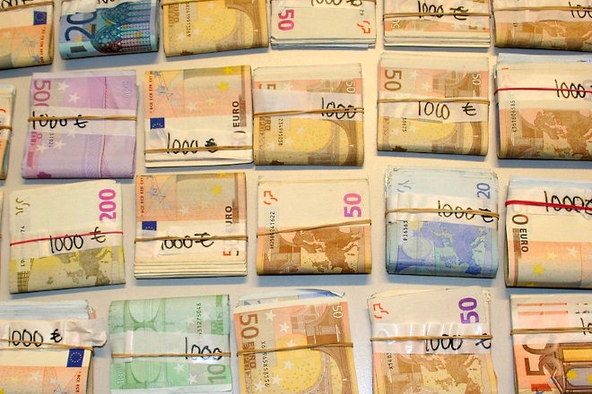 Якщо сума в будь-якій валюті перевищує 10000 євро, фінансові кошти потрібно внести до митної декларації
