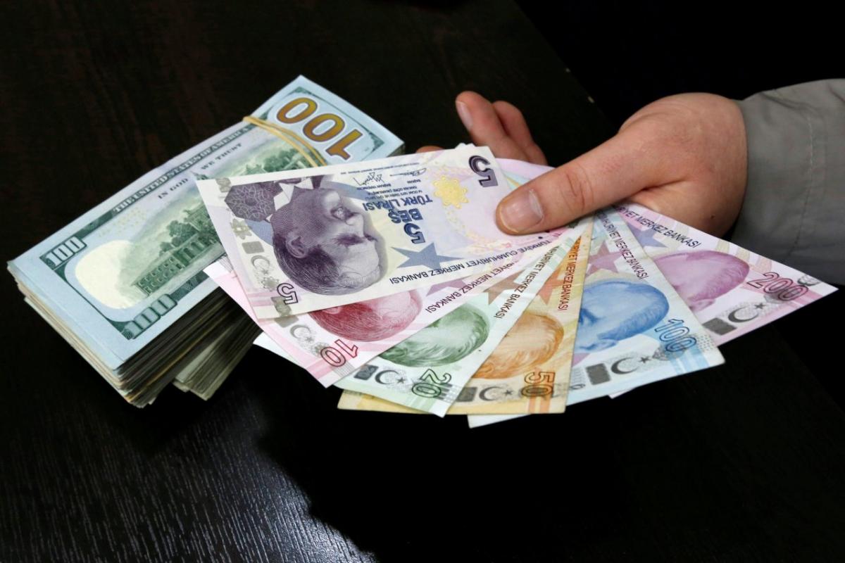 Експерти пов'язують це з ескалацією конфлікту в сусідній Сирії, високим рівнем інфляції і дефіциту платіжного балансу Туреччини