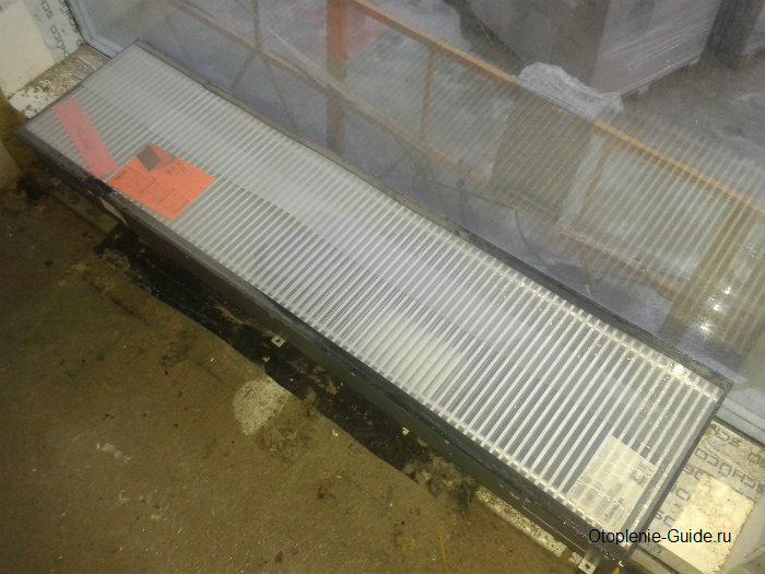 Радіатори вбудовуються в підлогу (застосовуються мідно-алюмінієві теплообмінники), при цьому приміщення обігрівається за рахунок природної циркуляції повітря (конвекції)