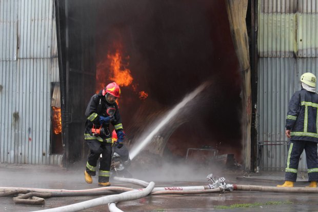 Вогонь знищив майже половину складських приміщень